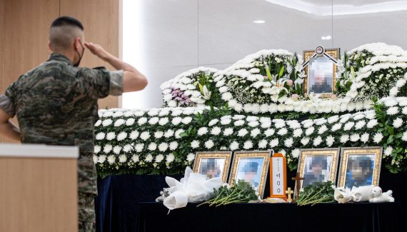 6일 경기 성남 국군수도병원에 마련된 공군 성추행 피해 부사관 이모 중사의 빈소를 찾은 조문객이 조문을 하고 있다. 사진=공동취재사진, 뉴시스.