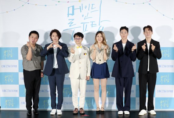 [서울=뉴시스]최진석 기자 = 배우 곽민규(왼쪽부터), 정휘, 작가 겸 배우 염문경, 김조광수 감독, 배우 이홍내, 강정우가 7일 오후 서울 광진구 롯데시네마 건대입구점에서 열린 영화 '메이드 인 루프탑' 기자간담회에 참석해 포즈를 취하고 있다. 2021.06.07. myjs@newsis.com