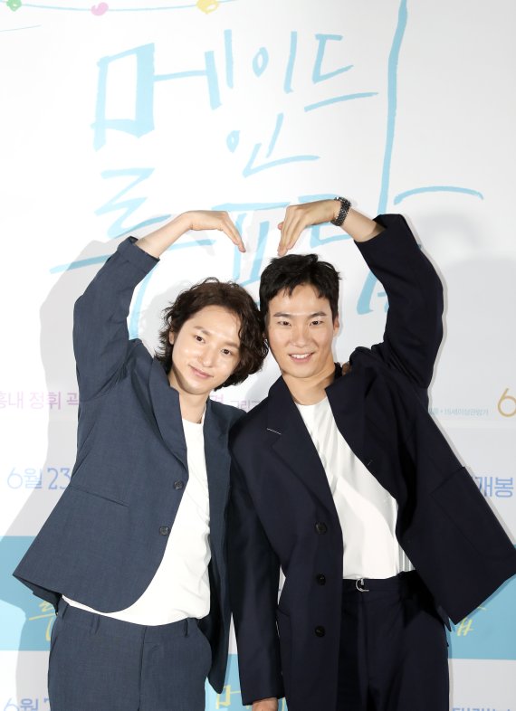 [서울=뉴시스]최진석 기자 = 배우 정휘와 이홍내가 7일 오후 서울 광진구 롯데시네마 건대입구점에서 열린 영화 '메이드 인 루프탑' 기자간담회에 참석해 포즈를 취하고 있다. 2021.06.07. myjs@newsis.com