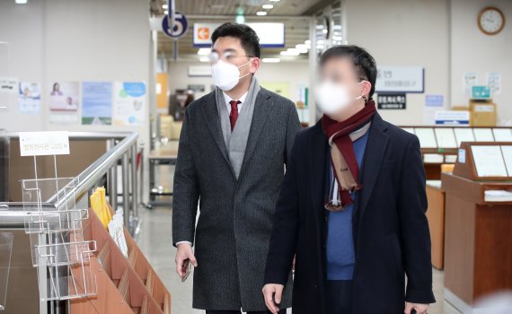 이동재(왼쪽) 전 채널A 기자가 지난 2월 서울중앙지법에서 열린 검언유착 의혹 사건 17차 공판에 출석하고 있다. 사진=뉴시스