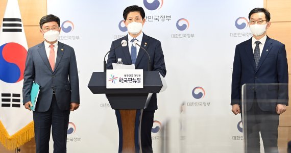 노형욱 국토교통부 장관(가운데)이 7일 서울 종로구 정부서울청사 합동브리핑실에서 한국토지주택공사(LH) 혁신방안에 대한 대국민 브리핑을 하고 있다. 혁신안은 조직개편안이 빠지는 바람에 반쪽 비판을 받았다./사진=뉴시스