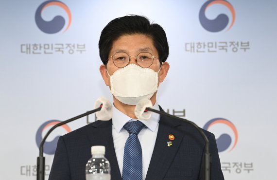 노형욱 국토교통부 장관이 7일 정부서울청사 합동브리핑실에서 LH혁신방안에 대한 브리핑을 하고 있다. 사진공동취재단