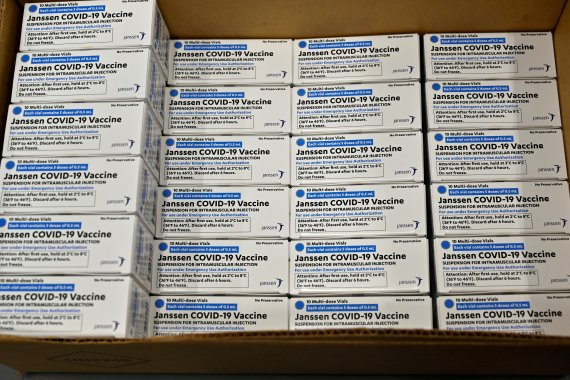 지난 3월1일(현지시간) 미국 켄터키주 셰퍼드스빌의 의약품 배급업체 맥케슨 코퍼레이션 건물에 얀센 코로나19 백신들이 상자에 담겨있다.로이터뉴스1