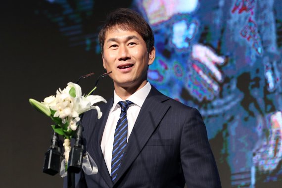 2002년 월드컵 신화의 주인공인 유상철 전 인천 유나이티드 감독이 췌장암 투병 끝에 7일 숨졌다. 유 전 감독은 지난 2019년 췌장암 진단을 받고 활동을 중단한 채 치료에 전념해 왔다. 유상철 감독이 지난 2019년 12월 서울 서대문구 그랜드 힐튼에서 열린 '2019 프로축구 하나원큐 K리그 대상 시상식'에서 베스트포토상 수상 후 소감을 말하고 있다 /사진=뉴스1