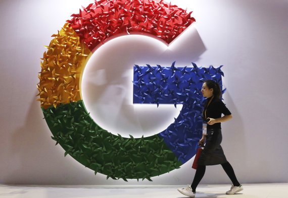 프랑스 경쟁당국이 7일(현지시간) 구글에 2900억원 규모의 과징금을 물렸다. 2018년 11월 5일 중국 상하이에서 열린 중국 무역박람회에 걸린 구글 로고 앞을 한 시민이 지나가고 있다. AP뉴시스