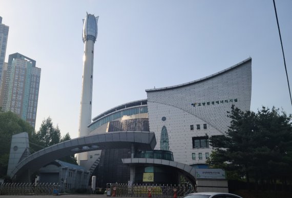경기 고양시 일산동구 백석동에 위치한 환경에너지시설(소각장) 정문. 백석동 소각장은 오는 2030년 내구연한을 앞두고 있으며 하루 300톤으로 설계됐지만 시설 결함과 노후화로 200여 톤만 처리하고 있다. © 뉴스1