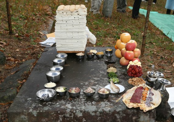 [서울=뉴시스] 우복 정경세 종가의 15대조 시제 제물 상차림 (사진=문화재청 제공) 2021.06.08. photo@newsis.com