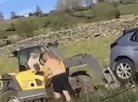 농장주가 자신의 땅에 무단으로 주차한 차를 굴착기를 이용해 밀어내고 있다. (페이스북 갈무리) © 뉴스1