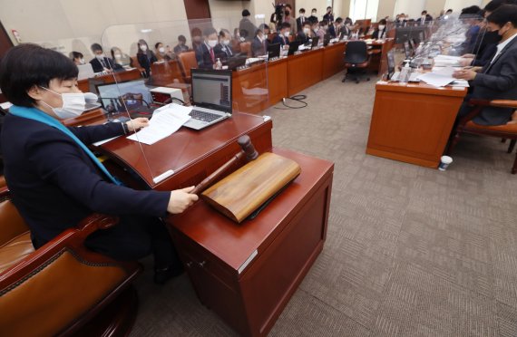 서영교 행안위원장이 17일 서울 여의도 국회에서 열린 행정안전위원회 전체회의에서 공직자윤리법 일부개정법률안을 일괄 상정하고 있다. 2021.3.17/뉴스1 © News1 박세연 기자