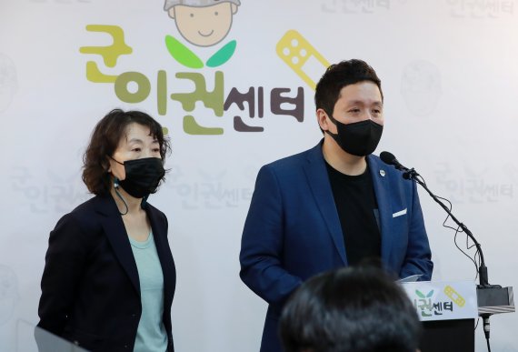 여군 불법촬영 수사담당자 "차라리 나랑 놀지 그랬냐~"