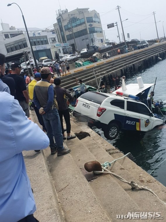 8일 오전 10시21분께 제주 서귀포시 안덕면 사계항 인근에서 해양경찰 순찰차가 추락해 정박돼 있던 어선에 올라탄 모습. 2021.06.08. [뉴시스/사진=독자제공]