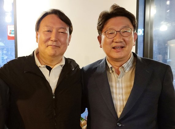 윤석열 전 검찰총장이 지난달 29일 강원도 강릉에서 권성동 국민의힘 의원을 만나 기념사진을 찍고 있다. (독자 제공) 2021.5.31/뉴스1