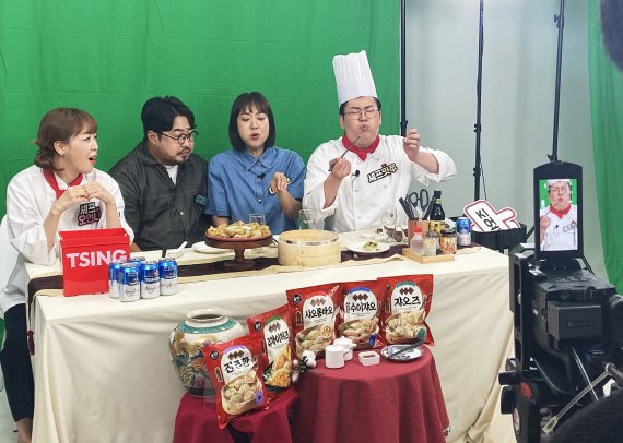 지난 4일 신세계푸드 '올반 중화만두' 라이브 방송에서 개그맨 강재준, 이은형 부부와 백승주, 오민화 쇼호스트가 제품을 소개하고 있다.