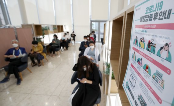 [서울=뉴시스]조성우 기자 = 지난달 27일 오전 서울 서대문구 신촌세브란스병원에서 시민들이 아스트라제네카 백신 접종을 받은 뒤 이상반응 관찰을 위해 대기하고 있다. 2021.05.27. xconfind@newsis.com