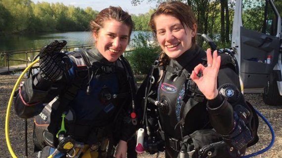 멕시코 푸에르토 에스콘디도의 동물보호구역를 여행하던 28살의 영국 여성이 쌍둥이 언니를 물고 물 속으로 끌고 들어가려는 악어의 얼굴을 주먹으로 때려 구출했다고 BBC가 지난 8일 보도했다. 악어에 물린 멜리사 로리(왼쪽)와 악어와 싸운 조지아 로리의 사고 전 모습. / 사진=BBC