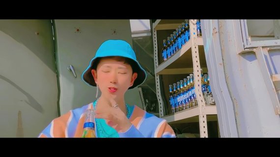 아이돌 그룹 매드몬스터는 영상마다 얼굴 주변이 일그러지는 현상으로 인해 필터 사용 의혹을 받고 있다. (빵송국 유튜브 갈무리) © 뉴스1