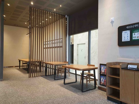 "휠체어 이용 고객 편하게" 스타벅스 인테리어 반영 매장 오픈