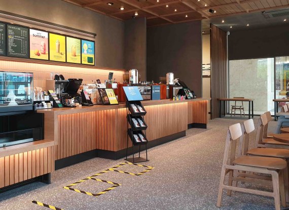 "휠체어 이용 고객 편하게" 스타벅스 인테리어 반영 매장 오픈