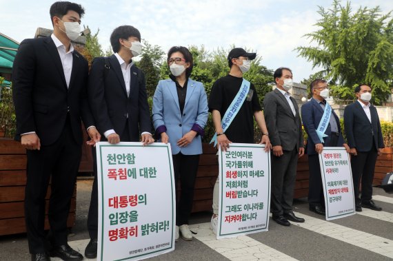 (서울=뉴스1) 황기선 기자 = 국민의힘 당대표에 출마한 이준석 후보가 9일 오전 서울 용산구 국방부 앞에서 천안함 생존장병 및 유가족 시위 현장에서 참석자들과 함께 피켓시위를 하고 있다. 2021.6.9/뉴스1 /사진=뉴스1화상