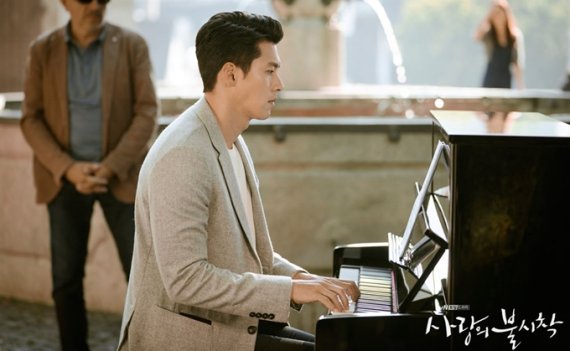 tvN 드라마 <사랑의 불시착> 중 리정혁(현빈 분)이 피아노를 치는 모습. tvN.
