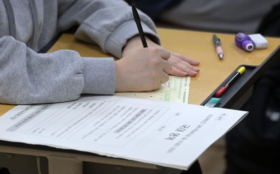 [서울=뉴시스]고범준 기자 = 2022학년도 대학수학능력시험을 앞둔 고3 학생들이 3일 오전 서울 영등포구 여의도여자고등학교에서 6월 모의평가를 준비하고 있다. 문이과 통합형으로 개편된 2022학년도 대학수학능력시험(수능) 첫 모의평가에 지원한 수험생은 48만 2899명으로 재학생이 86.1%인 41만 5794명, 졸업생 등은 13.9%인 6만 7105명이다. (공동취재사진) 2021.06.03. photo@newsis.com