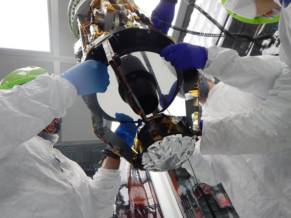 우주배경복사를 관측하는 CIBER-2 적외선 카메라를 연구진이 옮기고 있다. NASA 제공
