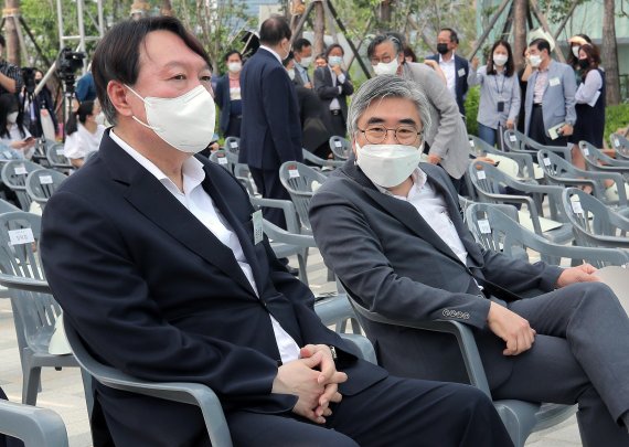 윤석열 전 검찰총장이 9일 오후 열린 서울 남산예장공원 개장식에 참석해 이철우 연세대 교수와 대화하고 있다. 지난 3월 4일 윤 전 총장이 검찰총장직을 사퇴한 지 3개월여 만의 첫 공식행사 참석이다. 사진=박범준 기자
