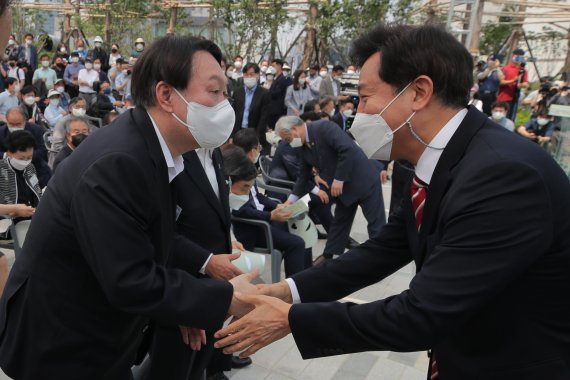 윤석열 전 검찰총장이 9일 오후 열린 서울 남산예장공원 개장식에서 오세훈 서울시장과 인사하고 있다. 사진=박범준 기자