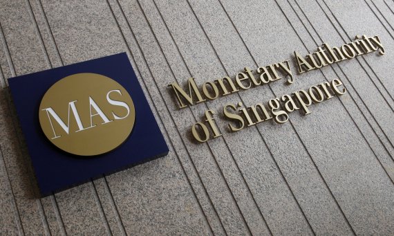 싱가포르 금융 당국이 개인의 가상자산 투자를 제한하는 방안을 검토중이라고 밝혔다. 가상자산 거래를 제한하고 있는 중국에 이어 싱가포르도 강력한 규제를 적용하겠다고 나서는 것이어서 세계의 이목이 집중되고 있다. /사진=뉴스1 외신화상