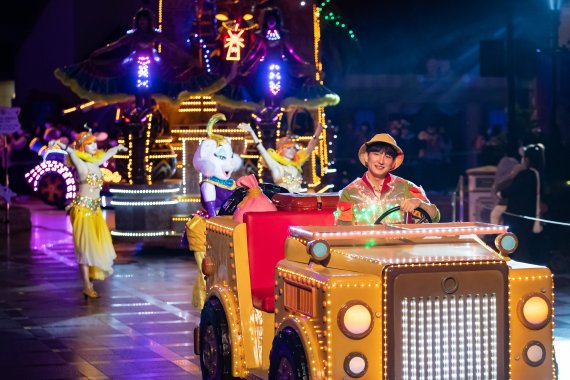 롯데월드 로티스 어드벤처 퍼레이드© 뉴스1