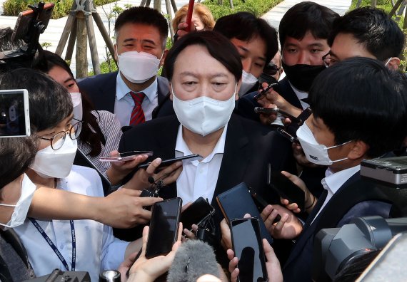 야권의 유력 대권주자인 윤석열 전 검찰총장이 9일 서울 남산예장공원에 문을 여는 우당 기념식 개관식에 참석하기 위하여 행사장으로 들어가는 도중 취재진의 질문에 답을 하고 있다. 2021.6.9/뉴스1 © News1 이동해 기자 /사진=뉴스1