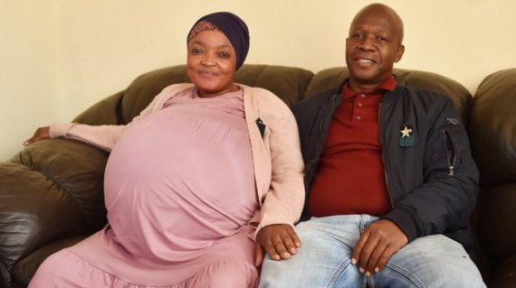 열 쌍둥이를 출산했다고 하는 남아공에 사는 고시아메 타마라 시톨레(왼쪽)와 그 남편. 뉴스1 제공