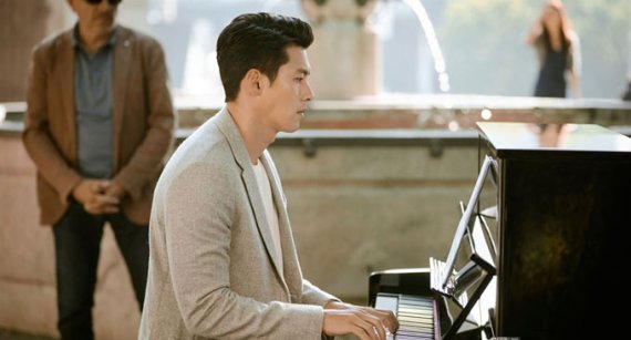 tvN 드라마 ‘사랑의 불시착’ 중 리정혁(현빈 분)이 피아노를 치는 모습. tvN 제공