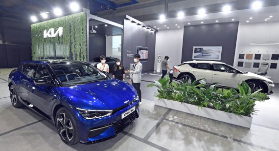 'xEV 트렌드 코리아 2021'에 전시된 기아 EV6
