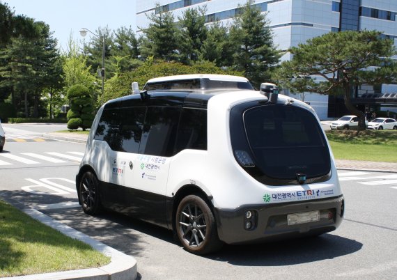 ETRI 연구진이 개발한 자율주행 셔틀버스 '오토비'가 연구원 내 경로를 따라 주행하고 있다. ETRI 제공