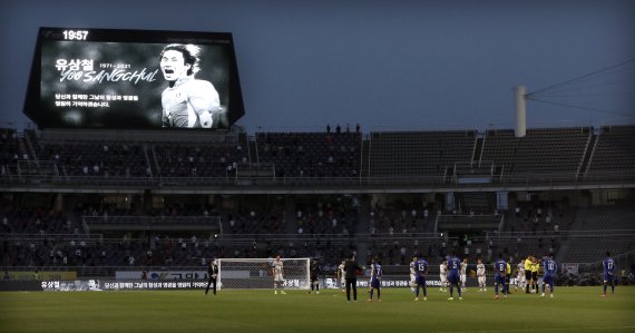 [고양=뉴시스]최진석 기자 = 9일 오후 경기 고양시 고양종합운동장에서 열린 2022년 FIFA 월드컵 아시아 지역 2차 예선 대한민국과 스리랑카의 경기애 앞서 대한민국 축구 레전드 고 유상철 감독을 추모하는 영상이 전광판에 나오고 있다. 2021.06.09. myjs@newsis.com