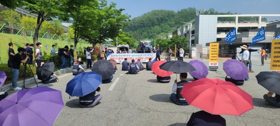 지난달 18일 충남 삼성디스플레이 아산2캠퍼스 정문 앞에서 삼성디스플레이 노조원들이 임금협상 결렬 관련 규탄 집회를 하고 있다.