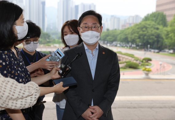 박범계 법무부 장관이 10일 오전 경기 과천시 정부과천청사 내 법무부로 출근하며 취재진의 질의에 답변하고 있다.