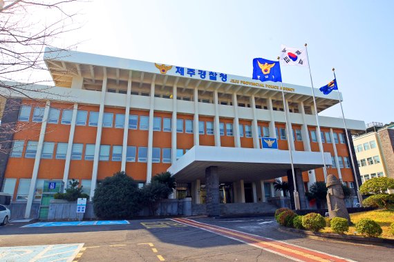 19살 아들과 44살 엄마 "여성 대출" 해준다며 가슴 사진 받고는...