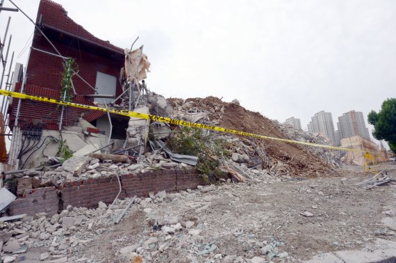 10일 오전 광주 동구 학동 재개발지역 건물붕괴 사고 수색작업이 중단됐다. 사진은 사고 현장의 전경. 사진=뉴스1화상