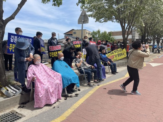 11일 충주 주덕읍에 사는 한 주민이 자신의 집 바로 옆에 장례식장이 운영되면 '어떻게 사느냐'며 울부짖고 있다.2021.5.11/© 뉴스1