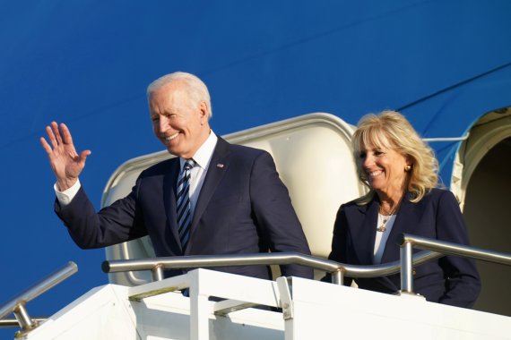 조 바이든 미국 대통령이 9일(현지시간) 취임 후 첫 해외 순방인 유럽 방문을 위해 영국 밀든홀 공군기지에 도착해 손을 흔들고 있다./사진=뉴스1