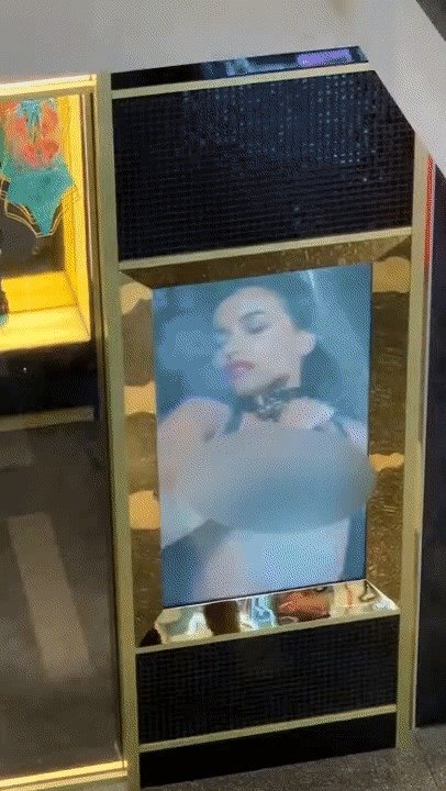 "이건 포르노 수준"…쇼핑센터 대형 옥외 광고 어떻길래