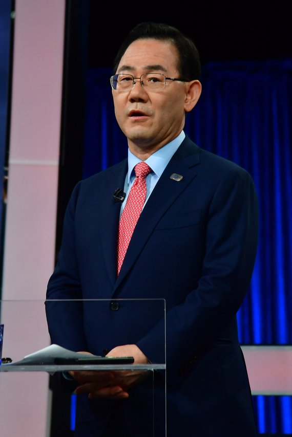 [서울=뉴시스]국회사진기자단 = 주호영 국민의힘 당대표 후보가 9일 서울 여의도 KBS 스튜디오에서 열린 당대표 후보 TV토론회를 준비하고 있다. 2021.06.09. photo@newsis.com /사진=뉴시스