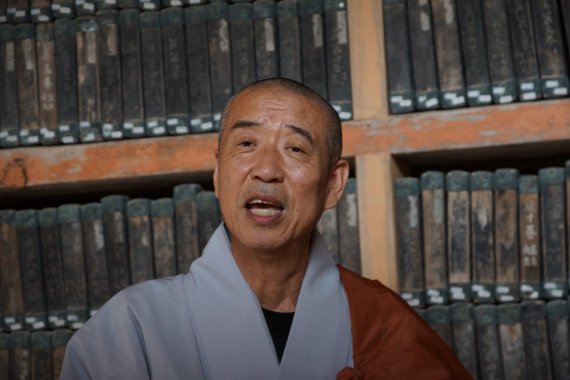 [합천=뉴시스] 김기진 기자= 10일 경남 합천 해인사 주지 현응 스님이 장경판전 법보전에서 팔만대장경 공개에 대해서 조계종 기자단에게 설명하고 있다. 해인사는 팔만대장경을 19일부터 매주 토,일요일 일반에 공개한다고 전했다. 2021.06.10. sky@newsis.com