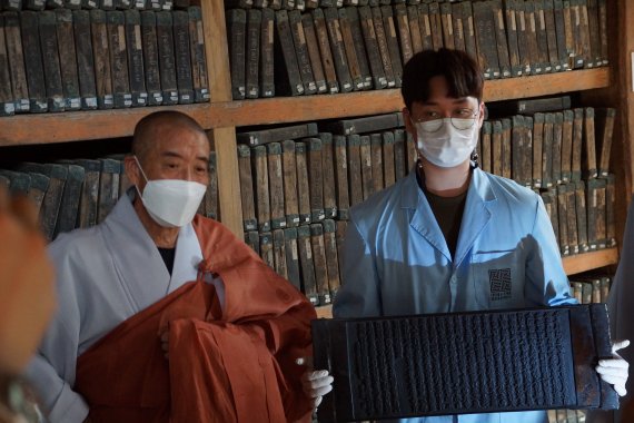 [합천=뉴시스] 김기진 기자= 10일 경남 합천 해인사 주지 현응 스님이 장경판전 법보전에서 팔만대장경 공개에 대해서 조계종 기자단에게 설명하고 있다. 해인사는 팔만대장경을 19일부터 매주 토,일요일 일반에 공개한다고 전했다. 2021.06.10. sky@newsis.com