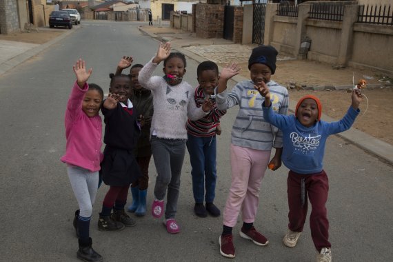 남아공 고시아메 시툴레의 자택 근처의 아이들. /사진=AP뉴시스