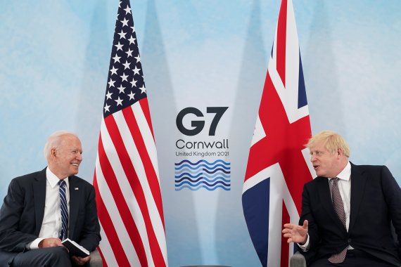 조 바이든 미국 대통령(왼쪽)과 보리스 존슨 영국 총리가 지난 6월 영국 콘월 카비스 베이에서 열린 G7정상회담을 앞두고 대화를 나누고 있다. 로이터뉴스1