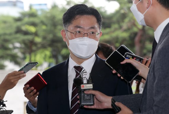 이정수 신임 서울중앙지검장이 11일 서울 서초구 중앙지검 청사로 출근하고 있다./사진=뉴스1