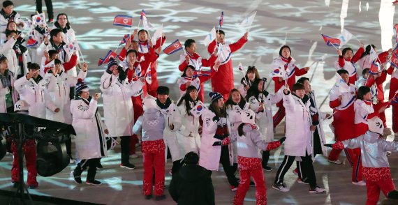 지난 2018년 2월 25일 강원도 평창올림픽스타디움 열린 2018 평창올림픽 폐회식에서 대한민국 선수단과 북한 선수단이 나란히 입장하고 있다. 사진=뉴스1.